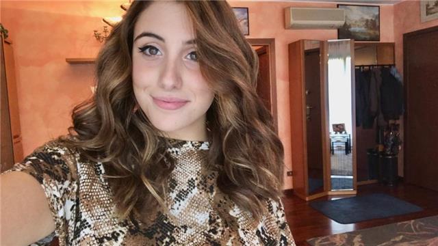 Studentessa universitaria impartisce lezioni per ragazzi delle elementari, delle medie e delle superiori