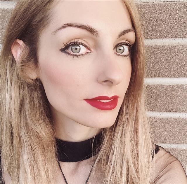 English Teacher. Online lessons. Italian/English bilingual.
Available for translations interpreting and lessons. Learn with music and films