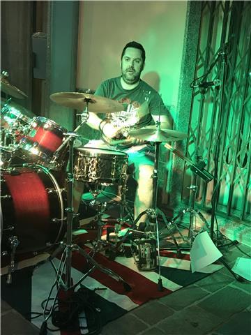 Sono alberto repetto ho 35 anni e suono 25 anni la batteria. ho insegnato scuola g. campofreddo arquata scrivia per 10 anni