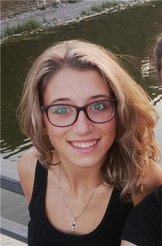 Ragazza universitaria nella facoltà di matematica, si offre per ripetizioni su materie scientifiche