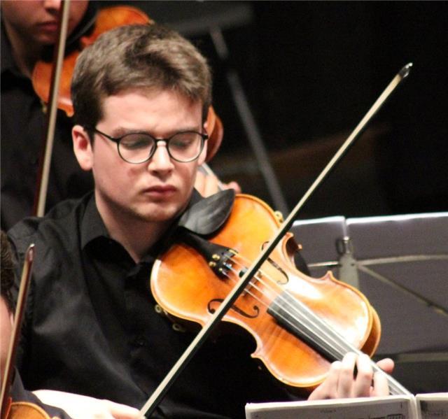 Titulado en grado superior imparte clases de violín y lenguaje musical