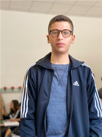 Diploma di terza media conseguito con voto 10 e lode su 10 e lode, ora frequentante del liceo scientifico