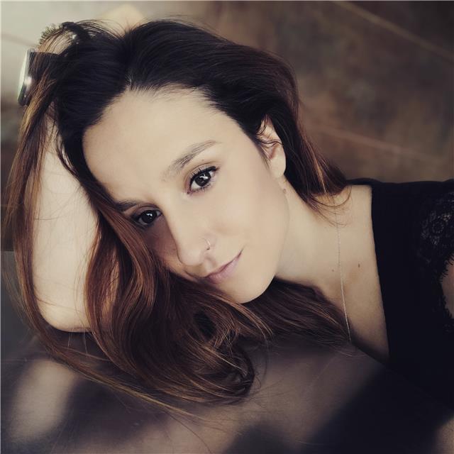 Titulada en logopedia y técnica en laboratorio, ofrece clases de biología