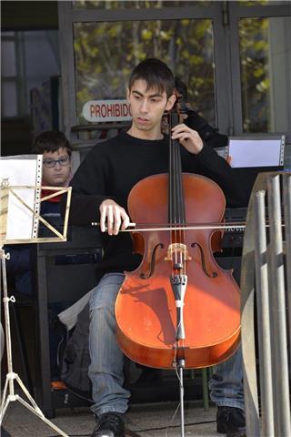 Multiinstrumentista, enseño música tocando o de apoyo en el cole/instituto, para todas las edades