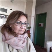 a teacher who teaches enjoying it.A profesora quien disfruta enseñando