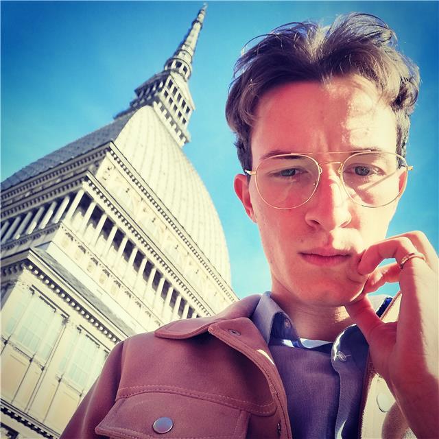 Laureato in Lettere Moderne. Offro lezioni private di storia, italiano, latino, matematica. Abito in via Antonio Fontanesi 25 ma sono anche automunito