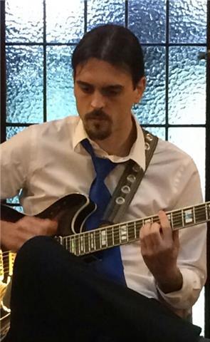 Doy clases de música moderna, guitarra, armonía, improvisación, composición, lenguaje musical y preparación de pruebas de acceso