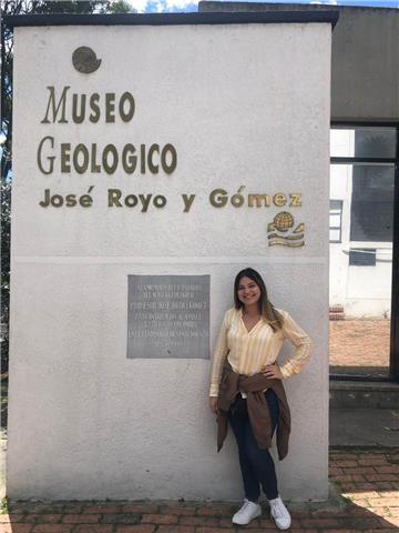 Profesional con conocimiento en ciencias básicas, experiencia de 1 año dando monitorias