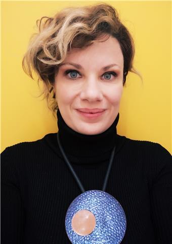 Professoressa di Italiano, Latino e Storia con esperienza pluridecennale nella scuola pubblica, offre le sue competenze per aiutare con successo chi ha bisogno