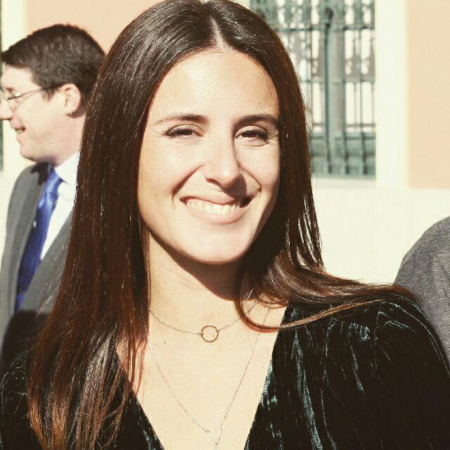 Doy clases de inglés, economía, francés, catalán, natación, yoga, meditación, técnicas de comunicación, japonés básico inicial, dibujo, informática