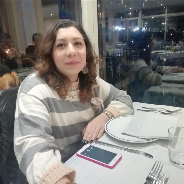 Ragazza laureata in lettere moderne da ripetizione in storia