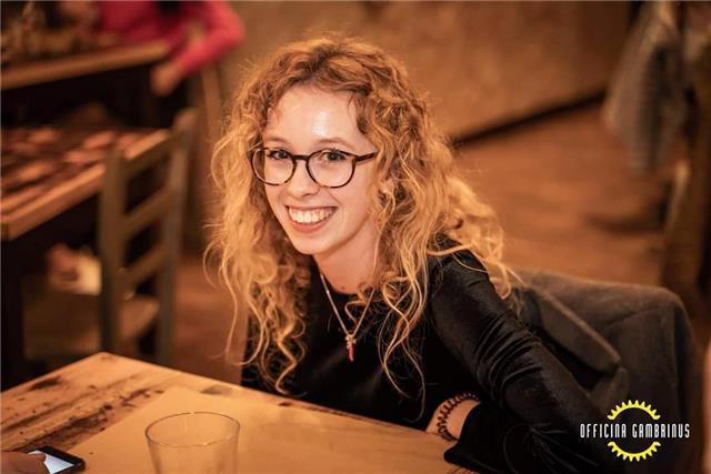 Studentessa di infermieristica di propone per dare lezioni di biochimica, chimica organica, anatomia e biologia