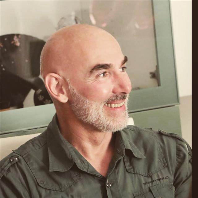 Laureato all'accademia di belle Arti di Venezia e diplomato precedentemente al liceo artistico, impartisce lezioni di storia dell'arte e disegno