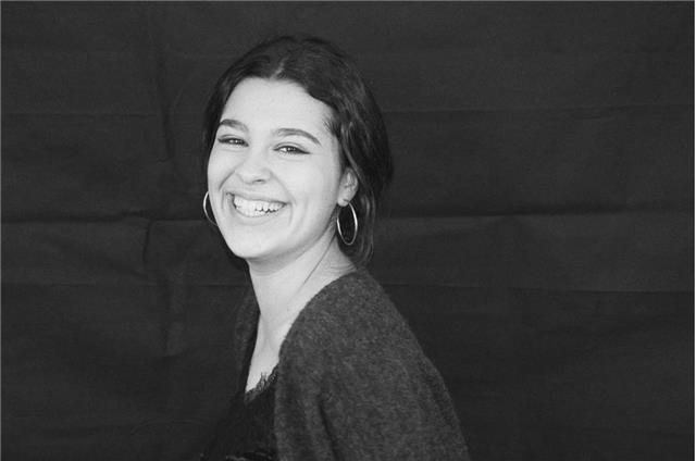 Actualmente estoy cursando primero de bachillerato en pere verges. me fui a esatdos unidos un año. me encantaría dar clases de inglés