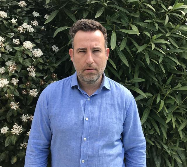 Profesor muy completo ofrece clases de matemáticas a todos los alumnos que tengan problemas para su comprensión.
 todos los niveles hasta 2º bachillerato