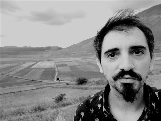 Musicista professionista e insegnante offre lezioni di musica da livello base a composizione e arrangiamento. 
-ARMONIA
-SOLFEGGIO
-PIANOFORTE PROPEDEUTICO
1CHITARRA