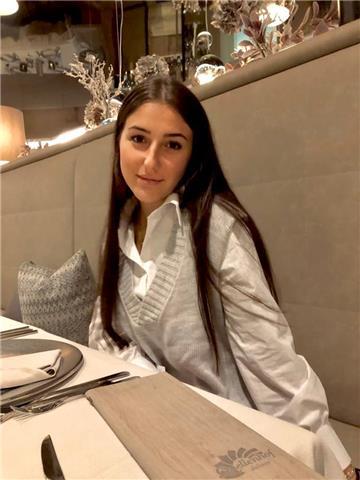 Ragazza diplomata in liceo scientifico opzione delle scienze applicate è disponibile ad aiutare i vostri figli con compiti e a dare ripetizioni di inglese e matematica