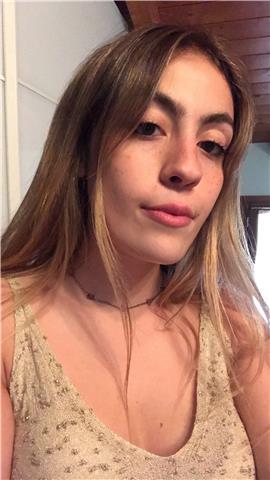 Studentessa diplomata al liceo classico e attualmente frequentante la facoltà di farmacia