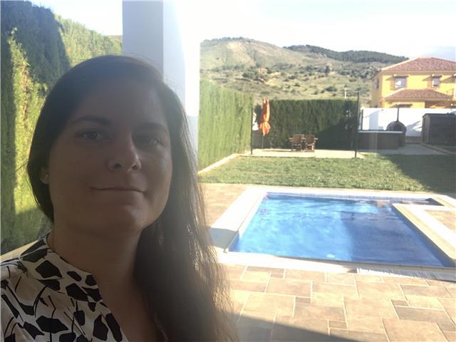 Ingeniera aeronáutica con amplia experiencia educativa se ofrece oda dar clases de matemáticas, física y química