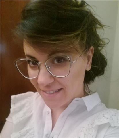 Biologa offre lezioni a ragazze di scuole elementari e medie in tutte le materie