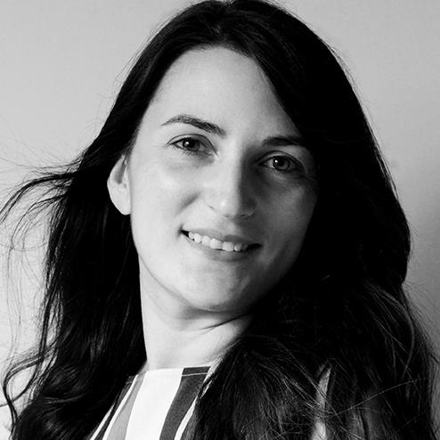 Sono una fotografa professionista con un'esperienza di oltre dieci anni nell'ambito della fotografia di eventi culturali (concerti, teatro, danza, mostre) e nell'ambito fotogiornalistico.
Offro lezioni online e a domicilio su Roma di fotografia di base e 