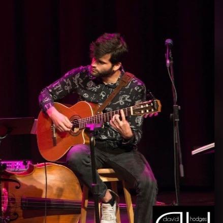 Profesor de guitarra ofrece clases para todas las edades y niveles