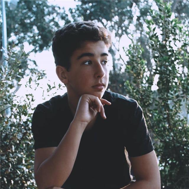 Soy un profesor de ingles nacido en california, eeuu. busco dar clases a niños de 5 a 10 años. tengo 16 años y 2 de experiencia con niños pequeños