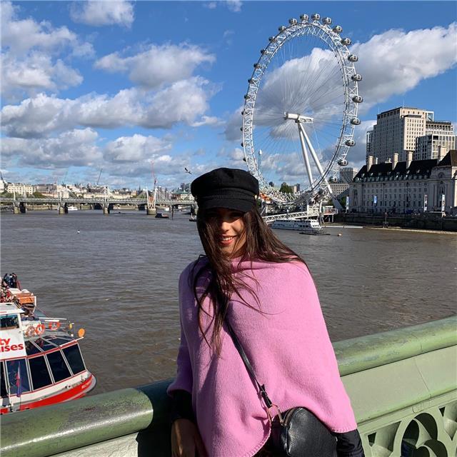 Studentessa di giurisprudenza, diplomata al liceo classico, offre ripetizioni di: italiano, inglese, storia e filosofia. Disponibile a Bologna per aiuto compiti