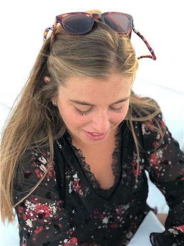 Doy clases particulares de francés, inglés y lengua española ya que son las materias de mi especialidad al ser estudiante de traducción e interpret