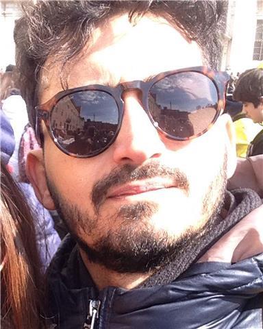 Professore laureato con il max dei voti impartisce lezioni a studenti delle scuole medie e superiori