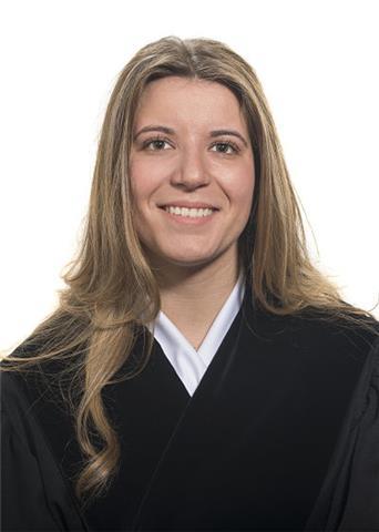 Profesora de infantil y primaria con especialidad en lengua extranjera, ingles. Con experiencia. Imparto clases a todas las edades