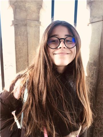 Ragazza all’università offre ripetizioni a ragazzi delle elementari/medie