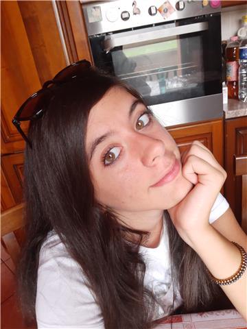 Ragazza giovane e neodiplomata pffre ripetizioni di materie umanistiche oltre che inglese francese e spagnolo per persone di tutte le età