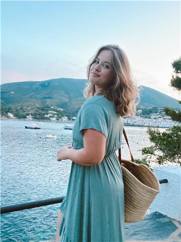 Joven de 17 años recién graduada del instituto francés. soy de nacionalidad francesa pero he vivido toda mi vida en españa, y así, no tengo ningún problema en hablar francés, español, catalán o inglés. 
me gustaría dar clases particulares en cadaqués