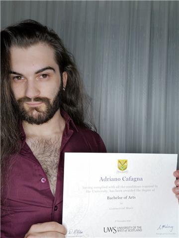 Musicista laureato possessore di Bachelor of Arts presso UWS impartisce lezioni di chitarra online e presso Bari e provincia