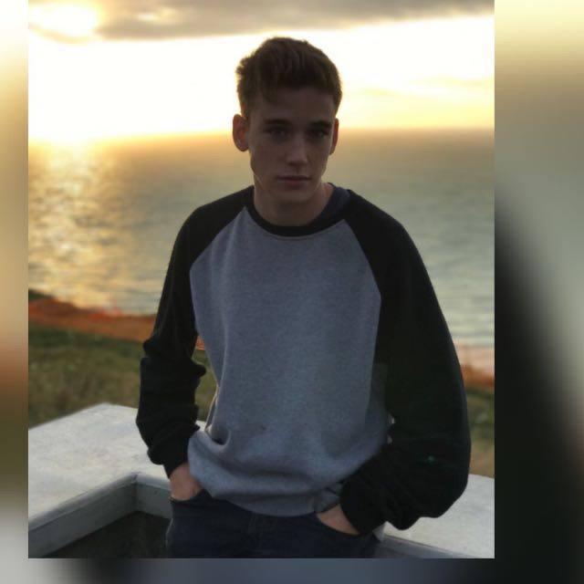 Soy un estudiante de tercero de ADE en la UB, y voy a dar clases a todo lo relacionado con economía , empresa , matemáticas y assignaturas más generales de eso y bachillerato