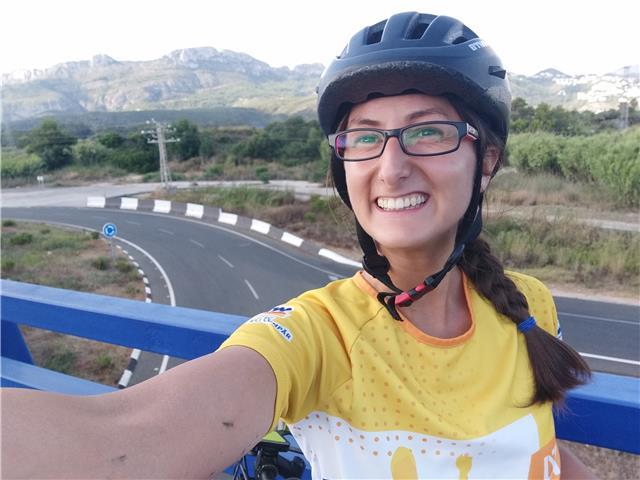 Soy una persona con mucha energía qué le encanta trabajar con los niños y jóvenes en ayudarle enamorarse de la idiomas