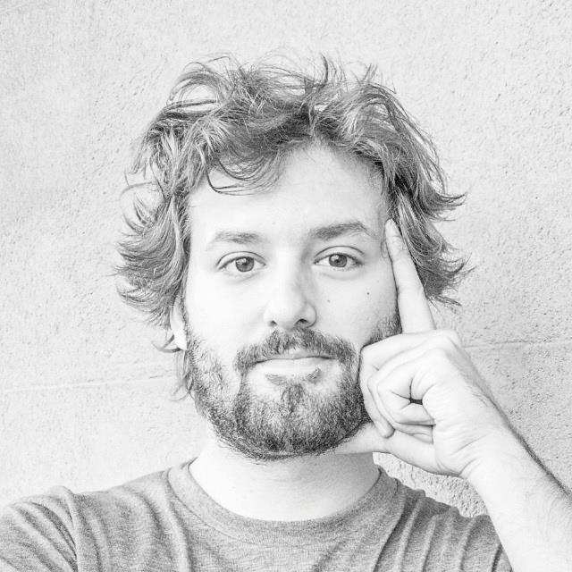 Doy clases de 3d rhinoceros, zbrush , renderizado con keyshot, postproducción de la imagen en photoshop y montaje en illustrator