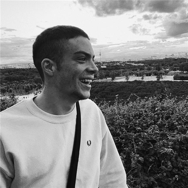 Soy estudiante de business management (carrera completamente en inglés) en la universidad carlos iii de madrid. he dado clases particulares desde hace varios años y mi nota en selectividad fue de 12'5/14 y mi carrera sigo dando continuamente asignaturas r