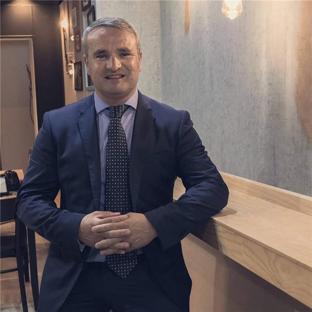 Vendedor profesional imparte clases de ventas, marketing, comunicación