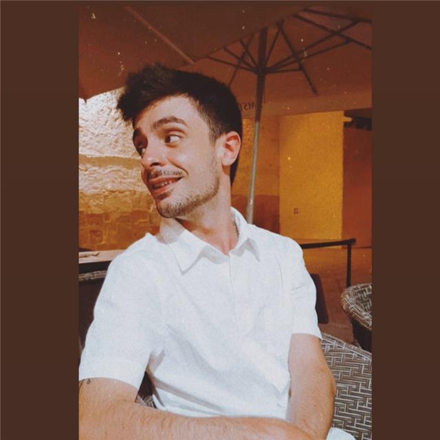 Profesor de inglés con experiencia, nativo de ascendencia inglesa por parte de madre con nivel C2 acreditado oficial. Me ofrezco para dar clases online (de conversación, refuerzo y/o preparación de títulos oficiales) a cualquier perfil de estudiante (niño
