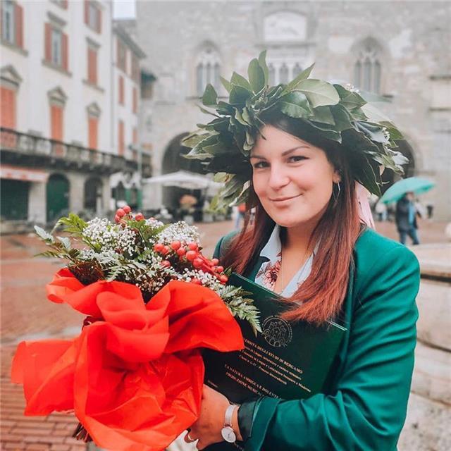 Ragazza laureata in inglese e tedesco impartisce lezioni per le suddette materie