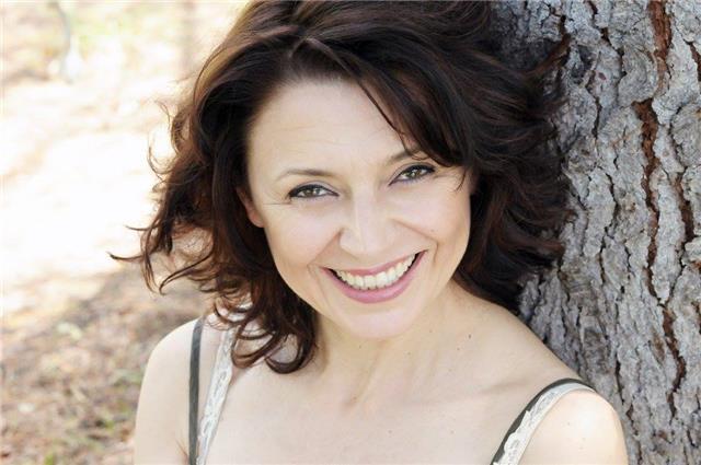 Insegnante di dizione e interpretazione,
ha conseguito il prestigioso premio internazionale per la diffusione della divina commedia nel mondo
da sempre si occupa di letteratura italiana, integrata, in versi e prosa, biografie di poeti, excursus trasversal