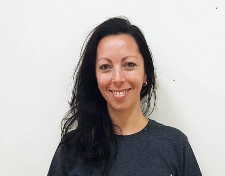 Profesora nacional de educación física, instructora certificada por polestar en pilates integral, ex gimnasta y bailarina