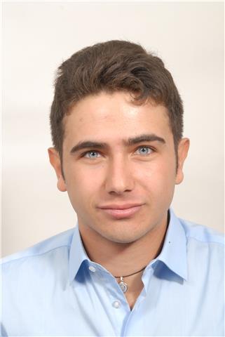 Giovane chimico impartisce lezioni di chimica, matematica e fisica a liceali ed universitari