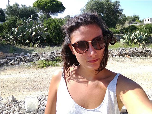 Studentessa di biologia impartisce ripetizioni a ragazzi di scuole elementari, medie e superiori