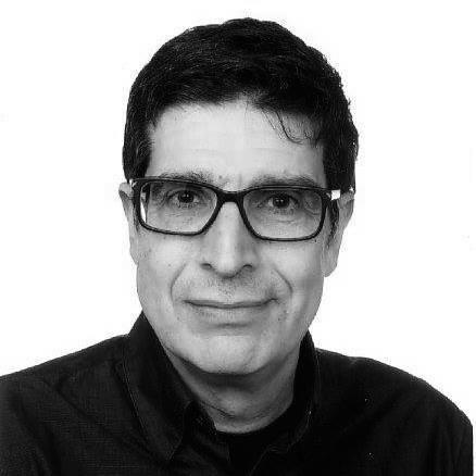 Soy un diseñador gráfico con más de 25 años de experiencia, he impartido cursos para profesionales de las artes gráficas, del entorno adobe creative suite, y de preimpresión e impresión offset y digital. mis experiencias van más allá de un simple tutoría