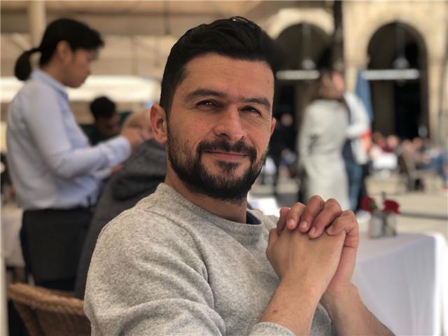 Tengo varios años de experiencia como profesor de español en colegios y universidades. ofrezco mis clases particulares muy económicas