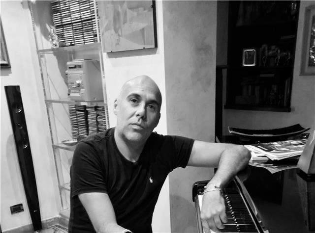 Insegnante di pianoforte moderno impartisce lezioni on line