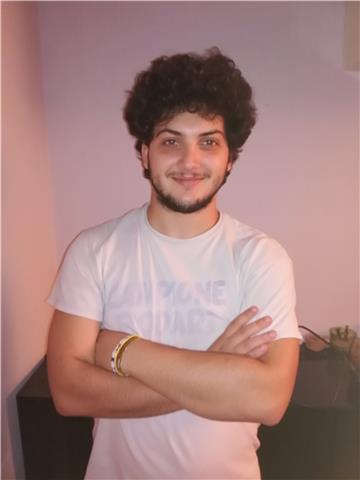 Studente Universitario per aiuto compiti ragazzi delle elementari e Medie